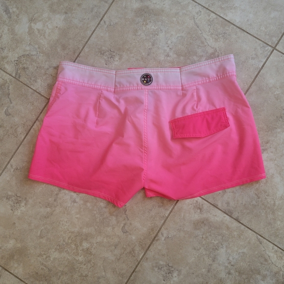 Maui and sons board shorts - Picture 3 of 3